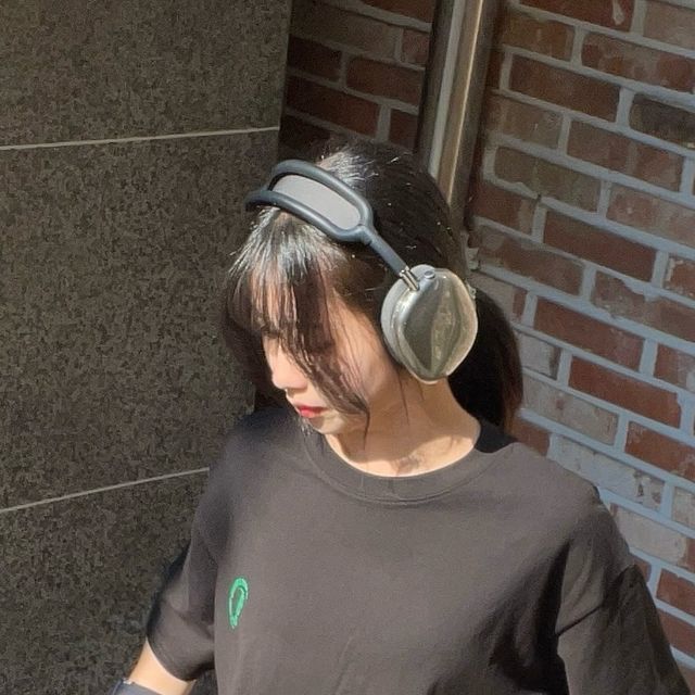 미란 | Luna on Instagram: "#광고 베이직한 반팔 찾고있으면 추천🖤

벌써 다들 반팔 하나만 입고 다니기 시작한 여름 날씨☀️
반팔 뭐살지 고민 중인데 마땅한게 없다면?
깔끔하지만 3D 미니 써클로 포인트가 있고, 오버핏이지만 부해보이지 않는 COTTON 100% 데일리 반팔티 [스탠다드에러 IRT169 [컴팩트얀] 엔자임 워싱 3D 미니 써클 반팔티] 어때?

@standarderror_official @standarderror_crew 
#스탠다드에러 #standarderror #남여공용 #남여공용반팔티 #반팔티 #반팔티추천 #반팔티코디 #상의 #데일리 #데일리룩 #데일리코디 #데일리반팔 #반팔 #반팔추천 #shortsleeve #shortsleeveshirt #daily #dailylook #협찬 #제품제공"