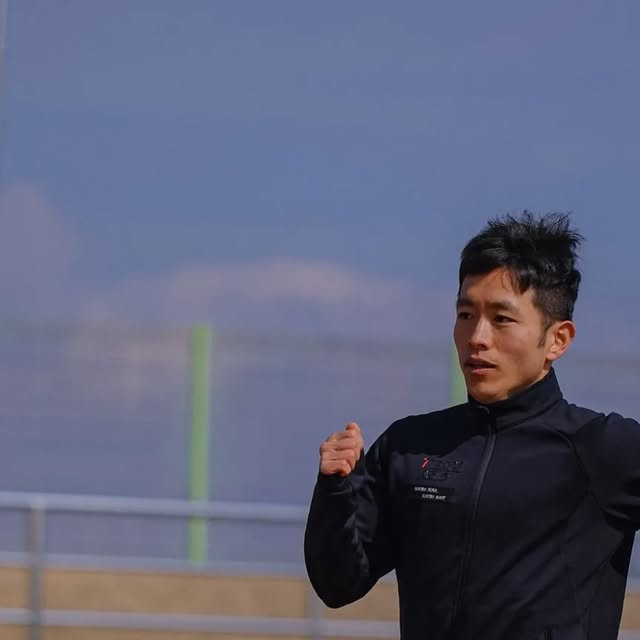 스트레칭 전문가 포포코치 on Instagram: "#광고 #데상트에너지라이트라이드 @descente_kr 새신발 신고 #부여종합운동장 러닝~ 평소 조깅 위주의 훈련을 많이하다보니 쿠션이 좋은 러닝화를 자주
