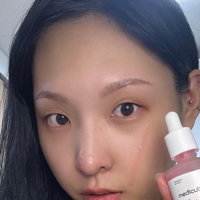 박유주 on Instagram: "24년 6월 따끈 따끈 신상 출시 못참지💖
속광 탄력 잡아주는 아이템 추천 드루간다!🎁
~ 메디큐브 PDRN 핑크 펩타이드 앰플 ~

핑쿠핑쿠한 제형이 너무 예뻤던 핑크 앰플인데 〰️ 무려 🐟연어에서 추출한 🔥핫 에스테틱 성분 PDRN이 들어갔다고 함✨ 진짜 바르자마자 쫀득하게 피부에 흡수되는게 돈 주고 더 사고 싶을 정도였음 #핑크속광 채워주는 제품 냠냠굿 ! 한번 꾸준히 써서 잡티 없애보려고 ㅎ..ㅎ 흡수 빠르고 끈적이지 않는 수분 앰플 찾는 사람들한테 완전 추천😇

본 후기는 무료로 제품을 제공 받아 주관적으로 작성했습니다💓

#메디큐브 #메디큐브PDRN #PDRN핑크흔적앰플 #PDRN #PDRN앰플 #흔적앰플 #바르는PDRN #잡티세럼 #잡티앰플"