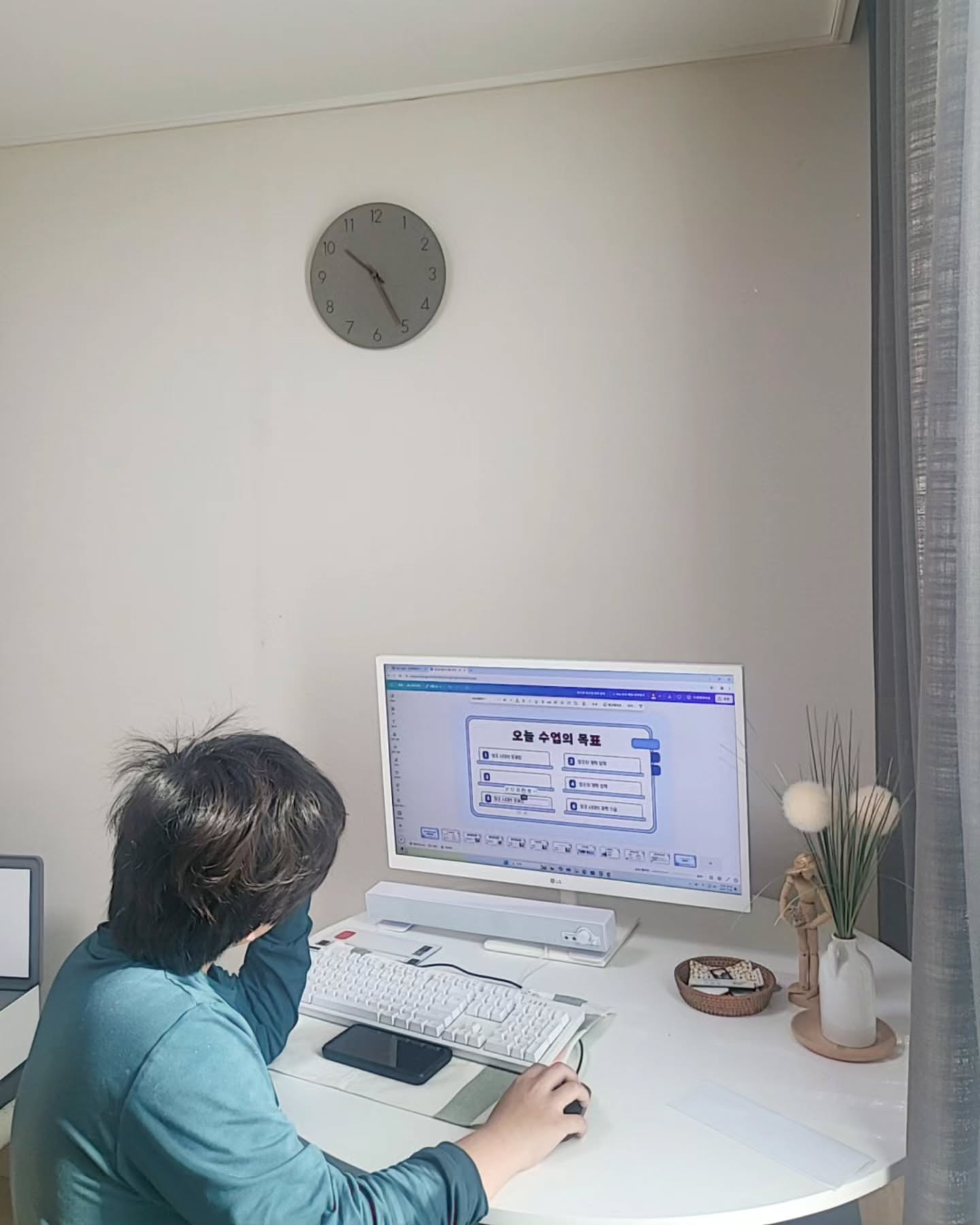 .
.
까치머리로  학교ppt 숙제중 ㅋㅋ 사진 찍으니 얼굴은 찍지말라고 ㅠ 뒤통수만  찍음 ㅎ 
그래도 엄아빠도움 없이 혼자 해보겠다고 하니  기특하구만 
보고 있으면 내 입이 근질근질해서  사진만 찍고 퇴장 ㅋㅋ 

#초5 #학교숙제중#파이팅#주말아침
