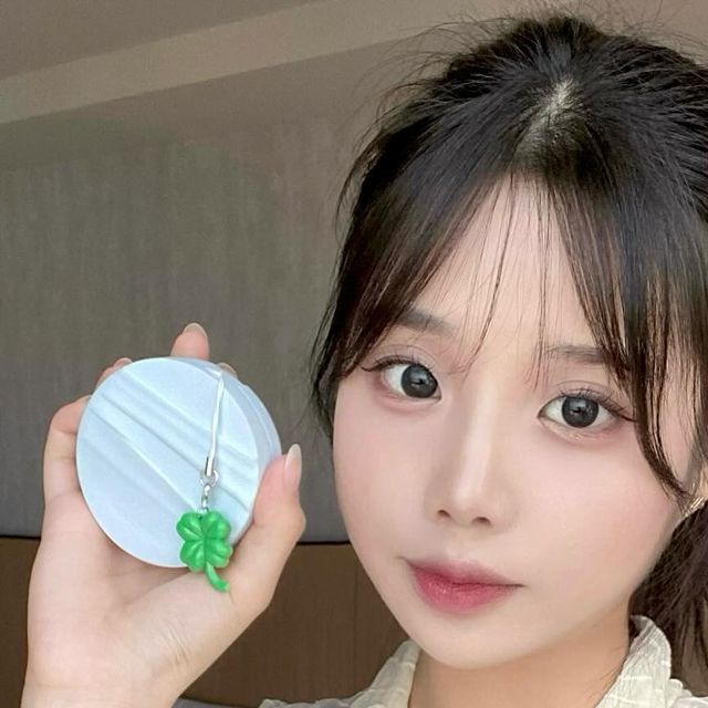 @heimish._.8 on Instagram: "#광고  @aprilskin_korea 

에이프릴스킨에서 새로 나온 글로잉매트쿠션 🩵

글로우의 촉촉한 발림성과 매트의 우수한 커버력이 합쳐진 글로잉매트쿠션이에요 ! 
에이프릴스킨 최초 이너 글로우 매커니즘으로 첫 터치 그대로 하루종일 예쁜 24시간 밀착 쿠션이랍니다 .. ♡ 

키링고리가 달려있어 내 마음대로 꾸미기도 가능해요!🍀🩵
에이프릴스킨 최초 제작, 신개념 텍스처 “이너 글로우 매커니즘”쿠션이라니 .. 🥹
넓은 컬러 차트로 내 피부에 딱 맞는 컬러감 PICK! 
들뜸없이 한겹으로 밀착되어 피부가 편안한 타입의 화잘먹 카밍쿠션입니당 (스킨케어 성분54%)

에어홀 ZONE+ 플랫 ZONE 이 합쳐진 하프퍼프로 커버와 이슬광을 동시에 표현가능하답니다 ✨

ℹ️ 에이프릴스킨 온라인자사몰 (https://aprilskin.com/)에서 구매가능합니다 -!

#광고#에이프릴스킨#글로잉매트쿠션#글로잉매트#글로우쿠션#매트쿠션#쿠션팩트#쿠션팩트추천#모공커버쿠션#커버력좋은쿠션#쿠션파데추천#커버쿠션#파운데이션추천#19호쿠션#17호쿠션#21호쿠션#쿠션추천"