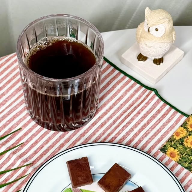 Isla | 일상 육아 뷰티 건강 on Instagram: "#광고 @makers.chocolate

평소 즐겨먹는 간식, 초콜릿🍫
특히 생초콜릿을 가장 좋아하거든요!

이번에 너무 맛있는 밀크 빈투바 생 파베 
#생초콜릿 을 먹어보게 되었어요.

한 눈에 들어오는 고급스러운 패키지~ 
#답례품 이나 선물용으로도 좋을 것 같은 느낌!

첨가물이 들어있지 않아 마음 편히 먹을 수 있었는데

촉촉하고 부드러우면서 인위적이지 않은 맛,
입안 가득 느껴지는 은은한 단 맛이 좋았어요.

고급스러운 초콜릿의 맛이 
커피와도 정말 잘 어울리더라고요.

아이스크림과도 잘 어울릴 것 같아
다음번엔 함께 먹어볼 예정!ㅎㅎ 

당보충이 필요한 순간, 
#빈투바초콜릿 꼭 드셔보시길 추천드려요🤎

#메이커스초콜릿 #파베초콜릿 #고급초콜릿 #수제초콜릿 #프리미엄초콜릿 #선물용초콜릿 #초콜릿선물세트 #답례품추천"