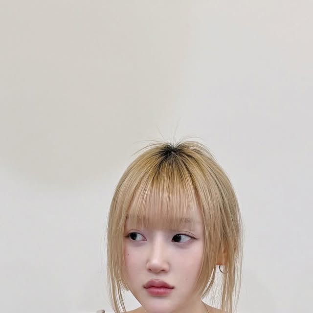 EUNCHAE BAEK on Instagram: "#광고 #비니커피 @vini.coffee 

그 공간과 시간을 더 의미있고 특별하게 만들어줄 수 있는 와인이 필요하다면
양재 시민의 숲 근처에 위치한 비니커피를 추천드릴게요!

세상에 단 하나뿐! 나만의 와인을 만들 수 있는 커스텀 라벨 서비스는
문구는 당연하고 사진도 출력 가능하기 때문에
특별한 날, 특별한 사람과 함께 즐기기에 너무 좋을 것 같죠🥹

비니커피에서는 전세계의 다양한 와인을 구매는 물론 시음도 가능하다는 것!

뿐만 아니라 카페 음료와 피자, 치즈 플레이트 등 
다양한 안주도 같이 주문할 수 있어서 가족들과 함께 방문하기 더더욱 좋아요! 
데이트 또는 여자놀이는 말해모해 필수 코스로 껴주세요...

종류가 진짜 엄~청 많은데 여쭤보면 하나하나 친절하게 설명해주셔서 
저같은 와알못들은 입문 목적으로 한 번 쯤 꼭 가보셨으면 좋겠어요🧐

게다가 글라스 와인은 종류가 다양한데 가격이... 1879원부터😱... 
말 안 돼요... 말 안 돼...🍷 

특히 단체로 와도 커버 가능할 정도로 넓고 쾌적한데
대관도 가능해 프라이빗한 공간을 지켜주기 때문에
와인 동호회나 모임 장소로도 너무 추천드려요👍

재방문 의사 200%! 
맛, 인테리어, 청결 등 전부 마음에 들었지만 
무엇보다 직원 분의 친절한 서비스가 역시 가장 기억에 남습니다!

정말... 꼬옥 가보시길...🥺

.

.

.

#커스텀라벨  #양재와인샵  #양재와인바 #양재시민의숲카페 #저가커피  #잔와인 #1879 #가성비와인 #양재카페추천 #강남와인샵 #강남와인바"
