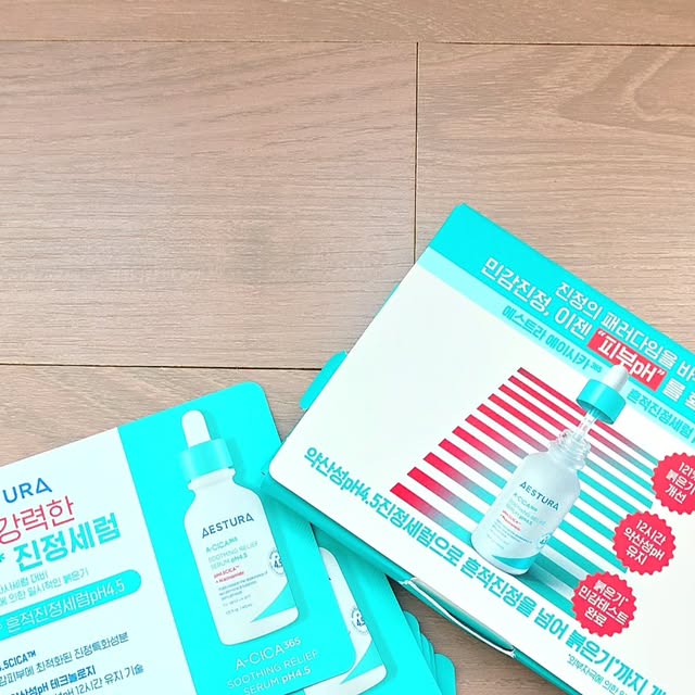 가영무드 on Instagram: "#협찬
요즘 피부 예민해서 붉은기* 고민 많았던 저🥹
그래서 7일 동안 에이시카365 흔적진정세럼 pH4.5 샘플링 키트 써봤어요!
1mL 샘플 7개로 매일 써보면서, 리트머스 테스트로 pH도 직접 체크할 수 있었던 특별한 체험✨

붉은기가 민감피부에서 더 심한 이유, 알고 계세요?
높아진 피부 pH 때문이라는데요!
피부 pH 보호막이 무너지면 👉 장벽 손상 👉 외부자극 침투 👉 붉은기 발생💥
건강한 피부는 pH 4.5가 핵심이라고 해서, 이번에 제대로 관리해봤어요.

에이시카365 흔적진정세럼 pH4.5에는
💙 pH4.5CICA™: 12시간 약산성 환경 유지
💙 Zinc + 4X CICA + PHA 조합으로 진정+장벽 개선
덕분에 민감했던 피부가 나날이 편안해지는 느낌😌

특히 바르고 나서 바로 열감이 쿨링되면서 붉은기*가 완화되는 게 진짜 신기했어요.
7일간 써보니 피부결도 부드럽게 정돈되고, 수분감이 채워진 느낌까지🫶
#협찬
에스트라가 이번에 리뉴얼 출시한 건데, 기존보다 흔적+붉은기* 케어 효과가 더 강력해졌어요🔥
지금 올리브영에서는 40ml 본품 + 20ml 추가 증정 세트에
에이시카 크림 샘플까지 주고, 4월 동안 25% 할인 중이래요!
https://www.oliveyoung.co.kr/store/goods/getGoodsDetail.do?goodsNo=A000000222839

7일 체험으로 붉은기 진정 가능?! 지금 바로 확인해보세요💙*

#pH4.5약산성시카세럼 #에이시카약산성세럼 #에스트라약산성세럼 #약산성시카세럼 #약산성붉은기진정세럼
#에이시카붉은기세럼 #올영진정세럼추천 #올리브영진정세럼 #에이시카흔적진정세럼 #에이시카세럼
#흔적진정세럼 #에이시카 #흔적세럼 #진정세럼 #에스트라 #민감피부 #진정 #흔적 #붉은기 #잡티"