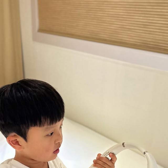 울산제이언니 on Instagram: "#광고 @smiria2012

요즘 날씨가 점점 더워지면서
야외 활동이 힘들어지는데,
진짜 신세계 같은 제품을 발견했어요!
바로 SMIRIA 넥밴드 선풍기💨

사실 넥선풍기 여러 브랜드 써봤지만
이 제품은 디자인부터 성능까지 딱 마음에 들어요.
우선 무게가 가볍고 착용감이 편안해서
목에 걸고 오래 있어도 부담이 없어요.

운동할 때, 캠핑 갈 때, 심지어 집안일 할 때도
늘 목에 걸고 다니게 되더라고요!!!

특히 마음에 들었던 건
저소음 + 무려 5단계 바람 조절이 된다는 점!
조용한 도서관이나 사무실에서도 쓸 수 있을 정도로
소음이 거의 없는 15dB 이에요.

10dB 나비의 날개짓
15dB FS-G4001
20dB 나뭇잎스치는소리
40dB 도서관

초경량설계 약270g 초경량 타입으로
장시간사용해도피곤하지 않아요.
원하는각도&바람방향지유롭게
조절이 가능해서 땀 흘릴 틈이 없더라고요!

C타입 USB 충전 방식이라 간편하고,
배터리도 오래가서 외출 시 걱정이 없어요.
여름 캠핑이나 야외 피크닉 갈 때
하나쯤 꼭 챙겨야 할 필수템으로 등극했답니다.

올 여름 무더위 대비용 넥선풍기 찾고 있다면
SMIRIA 넥밴드 선풍기 강력 추천드려요!
예쁘고 조용한데 시원해서 여름 필수템이에요👍

#넥밴드선풍기 #SMIRIA넥밴드선풍기#SMIRIA#목걸이선풍기#핸즈프리선풍기#신상템#휴대용선풍기#선풍기#선풍기추천"