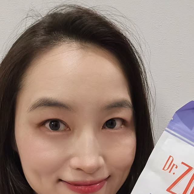 mii___U on Instagram: "#광고 #지그비치실
치과의사는 왜 치실을 권장 할까요?
바로 치아사이 플라그 제거가 핵심 ✨️

지그비 더블라인 마이크로 치실 is
400D초슬림 고강도에 
18mm 더블라인 치실로 강력한 치간 세정 💯

두 줄이 넓고 섬세하게 플라그를 제거 해주니까
칫솔질로 닿지않는 부분까지 케어 할 수 있어요 🙌

스켈링 한 것 같은 상쾌하고 개운한 민트향으로 
코팅되어 있어요 🌱

뾰족한 이쑤시개를 내장형으로 만들어 안전하게 👏

온 가족이 사용 해도 넉넉한 대용량에 
10개까지 들어 가는 휴대용 케이스에 넣어 
언제 어디서나✔️
경제적이고 실속형 치실, 지그비 치실 🪥

#치실추천#민트치실#지그비 #치실치간 #치실통
#치실홀더 #치실 치간칫솔 #치간칫솔리필 #치실케어 #치간치실 #민트향 #민트향치약 #잇몸관리"