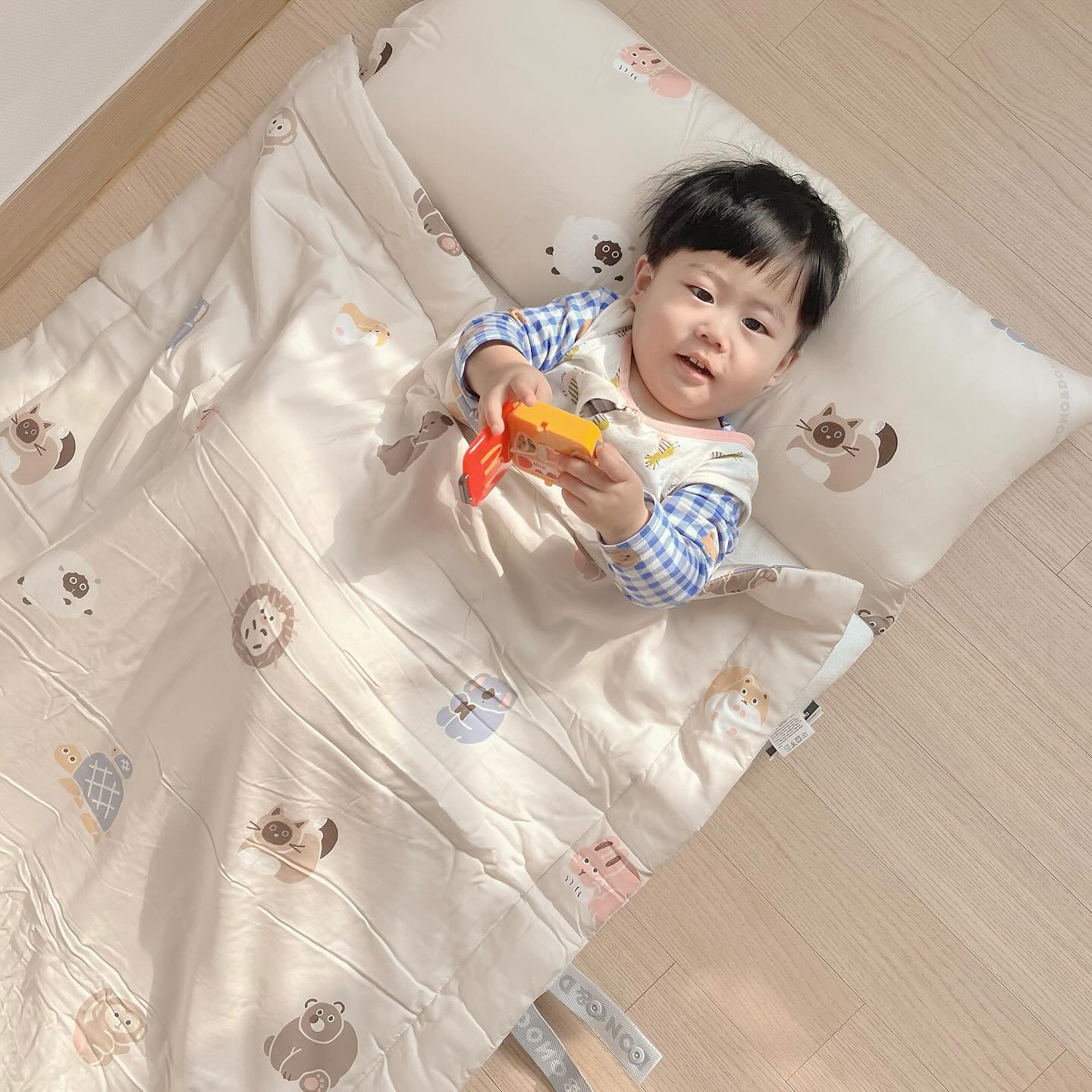 #일상 #도노도노 

어린이집에 가져갈 낮잠이불.ᐟ 
한번 해봤다고 미리미리 준비하기.ᐟ 

자기껀줄알고 누어서 좋아라하는 진오ᡣ𐭩 

패드 양면이라 좋고 두께도 적당하고
이불,베개 일체형이라 따로 준비 안해두 되는 점👍🏻

도노도노 낮잠이불로 어린이집에서도
잘 자보장♥️