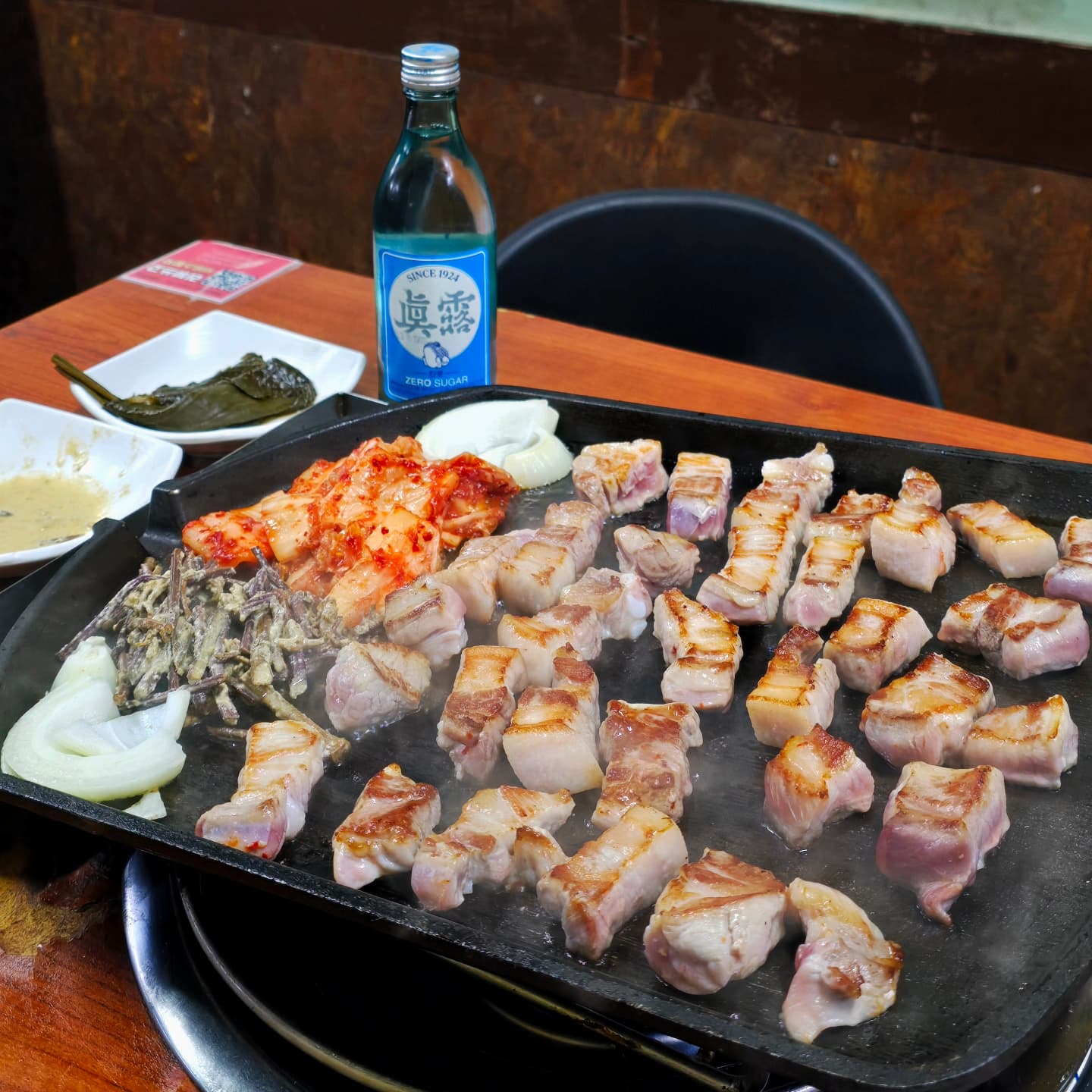 #협찬 #삼겹살맛집
⭐️배스타의 맛집 PR⭐️
광하👋 
오랜만에 올리는 맛집 노트!
오늘 소개해드릴 곳은 용산에 위치한 삼겹살, 떡갈비 맛집!
바로 "가람떡갈비" 입니다🤗
삼겹살이나 떡갈비 중 하나만 먹으면 아쉬우니까 둘 다 같이 맛보고, 마무리는 여윽시 볶음밥 아니겠습니까😁
밑반찬으로는 쉐프출신의 사장님이 직접 조리한 김치, 고사리, 양파, 깻잎, 쌈무가 나왔어요😙
고기와 같이 곁들여서 먹으면 실패할 수 없는 부드러운 식감 위주의 찬들로 구성되어 나왔습니다👍
삼겹살도 3주간의 드라이에이징 숙성을 거쳐 감칠맛이 가득했습니다.
맛있는 녀석들, 생생정보통에 출연했을 뿐만 아니라 일본잡지에 삼겹살 맛집으로 실렸으니 얼마나 맛있는지는 말 안해도 아시겠죠?!😝

퇴근 후에 삼쏘가 땡기는 그런 날 친구나 연인, 직장동료와 꼭 방문해서 드셔보세요! 
주 메뉴 및 가격은 아래와 같으니 참고 부탁드립니다‼️
✅️숙성삼겹살 16,000원
✅️떡갈비 16,000원
✅️낙지한마리 14,000원
✅️김치짜글이 9,000원
✅️된장찌개 7,000원
✅️냉소면 6,000원
✅️볶음밥 5,000원

📍위치 : 서울시 용산구 한강대로 15길 16
(용산역 1번출구에서 도보 412m)
📍영업시간 : 평일 11:30 - 22:00 / 주말 13:00 - 22:00

#떡갈비맛집 #용산맛집 #용산역맛집 #가람떡갈비 #용산삼겹살 #용산가람떡갈비 #용산맛집추천 #핵존맛 #맛집그램 #맛집탐방 #맛있는녀석들맛집 #JMT #용산역삼겹살 #용산 #삼겹살맛집 #배스타그램 #먹스타그램 #맛스타그램 #푸드스타그램 #먹부림