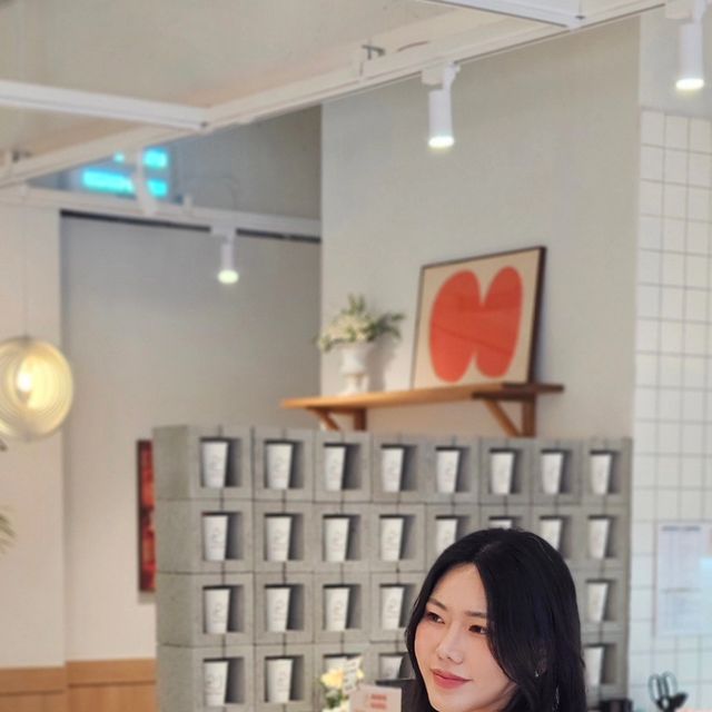 웅디니 on Instagram: "#광고 기존 베이글이 너무 커서 작은 사이즈의 베이글이 있으면 좋겠다- 싶은 분들이라면 꼭 와보셔야 하는 한입베이글 소개해드릴게요 여러가지 맛, 다채로운 베이글이