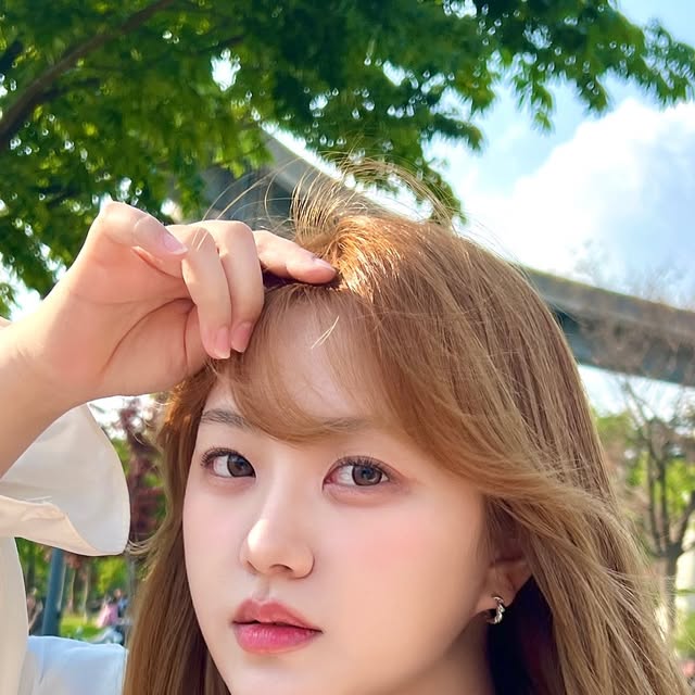 수선화 on Instagram: "귀걸이 끼면 10배 이뻐진다며 🫧✨

#광고 티르티르 귀걸이 끼니까 10배 예뻐보이지? ٩(๑❛ᴗ❛๑)۶

평소에도 러블리에 우아함 1스푼 넣은듯한 분위기의 티르티르를 좋아하는데 이번에 새롭게 리뉴얼 및 단독상품을 출시했다고 해요.
기존 티르리르와는 색다른 모습의 상품과 이미지를 보여주니까 다들 나랑 쇼핑하자 🍀

#티르리르#무신사#29CM#실버주얼리#실버반지#실버목걸이#실버귀걸이#실버#액세서리#korean #kbeauty #koreanbeuty #accesorios #blingbling #earrings"