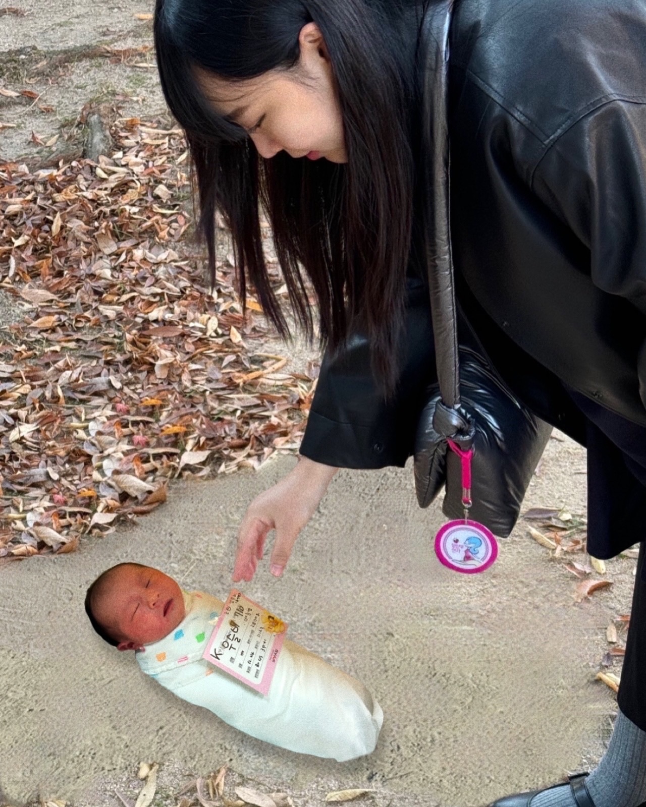 𝑯𝒆𝒍𝒍𝒐 𝒃𝒂𝒃𝒚 👶🏻💕
⠀
크리스마스 이브 아침, 수술대에 누워 산소마스크 끼는 꿈을 꾸었는데요. 신기하게도 일어나자마자 양수가 터지는 바람에 곧바로 병원 가서 수술하고 예정일보다 조금 일찍 아기를 만났어요.
⠀
덕분에 올해의 마지막은 예년과는 다르게 병원에서 보내게 되었어요☺ 몸은 잘 회복 중이고, 아기와 함께할 2025년을 맞이할 생각에 설렘과 감사한 마음이 가득하네요!
⠀
짧게나마 연말연시 근황 전해드려요, 새해 복 많이 받으시고 올 한 해 더욱 행복이 가득하시길 바랄게요 🙌✨
⠀
#출산후기 #용띠맘 #용띠맘소통 #12월생 #12월생아기 #출생기록 #출산 #육아맘 #신생아 #신생아그램 #새해 #해피뉴이어 #청용띠아기 #인생1일차 #딸맘 #justborn #hellobaby #newborn #happynewyear #2025