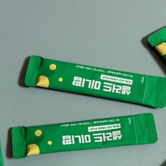 정블리 on Instagram: "#광고

뉴신컴퍼니주식회사 샐러드미니팝 애사비미니팝 

샐러드 미니팝 
식전에 섭취해주면 된답니다 
밥 먹기 전 스파이크를 눌러줄 수 있어요

고객관점 샐러드 미니팝
식사전에 샐러드를 먹으시는 분들 많으시죠!
저도 식사 순서가 샐러드 먼저 먹고 
지방이나 단백질 그 다음
탄수화물 이 순서대로 먹으려고 
노력하고 있는데요
아무래도 야채먼저 먹기가 힘들더라고요 

또 , 샐러드를 구입해놓으면 금방 시들어버리고
집에서 준비하자니 설거지거리도 많이 나오고
보통일이 아니잖아요?

이렇게 샐러드 미니팝을 만나게 되어서
현재 삶의 질이 향상되었어요!

식사 전에 야채 한포로 시작 !
개별포장이 되어 있어서 위생적이고
휴대하기도 너무 간편해요 !

외출이나 여행시에도 가지고 다니기 너무 편리해요 !
무려 40종 이상의 다양한 야채와 과일이 담긴
고객관점 샐러드 미니팝 !

고객관점 애사비 미니팝 !
샐러드미니팝과 함께 하면 시너지효과가 더욱 좋겠죠

요즘 애사비가 굉장히 유행이라 
저도 액상을 많이 먹어봤어요!
시큼한 맛에 속이 가끔 쓰리기도 하더라고요
이렇게 맛있고 간편하게 미니팝으로 먹을 수 있으니
너무 너무 편리해요!
물 타고 희석하고 먹는것도 귀찮고 식초냄새에
거부감이 들기도 했는데 미니팝이라니 !

고객관점 애사비미니팝은 
가방에 쏙쏙 넣고 다니다가
식사 후 바로 씹어먹으면 끝이에요
진짜 식초 루틴의 끝판왕이죠?

점심 먹고 나면 더부룩한 경우가 많았는데
식사 후 하나씩 먹어보니 먹기도 편하고
맛도 있고 먹고나면 가볍게 마무리 되는 느낌이라
매일 데일리로 챙겨먹고 있어요 !

식초 특유의 시큼한 맛 불필요한 성분은 모두 빼고
핵심 액기스 성분 초모만 뽑아낸 애사비 미니팝 !
이 작은 크기에 사과초모식초 분말을
꽉 채웠어요 !

그런데 애사비 미니팝은 새콤달콤 맛까지 좋아요 !
오독오독 씹어먹으면 간식먹는 느낌 !

고객관점 샐러드 미니팝과 애사비 미니팝으로
식전 식후 루틴처럼 챙겨먹고 있는데
먹기도 간편하고 맛도 좋아서 
만족도가 정말 높아요 !

@foryu.lab

#샐러드미니팝#애사비미니팝#고객관점#포만루틴#식전간식#다이어트간식#애플사이다비니거#식전야채식사법#식전습관#새콤달콤"