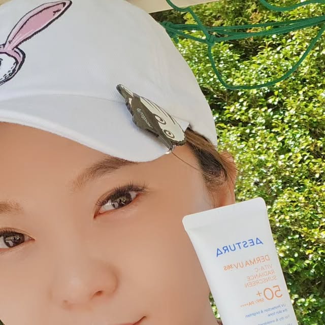 Yun Heesun on Instagram: "#협찬 #광고 #비타수분자차 #올영추천 #올리브영선크림 #비타수분자차선크림 #비타C광채 #수분선크림 #잡티막는수분선크림 본격적인 라운딩의 계절이 돌아왔다! 올해 라