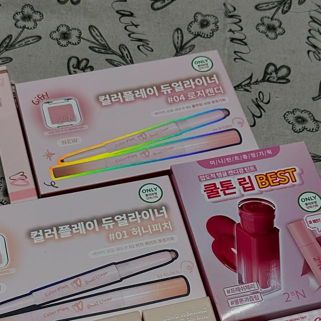 jennysmuktory on Instagram: "#광고
.
.
올영픽으로 만나는 ✨투에이엔✨ 러브버블컬렉션💖

💎 롱 웨어링 파운데이션 미니 (20호 복숭아 / 21호 아이보리)
내 피부에 착- 밀착되는 보송베이스! 파우치에 쏙 들어가는 미니 사이즈라 언제 어디서든 화사하게💫

🍑 글레이즈 바운싱틴트 (4호 피치슈 / 8호 로즈문 / 9호 캔디츄)
말랑쫀득한 텍스처에 컬러까지 사랑스러움 가득💕 생기 뿜뿜 립 메이크업 완성!

✨ 퓨어 글래시 하이라이터 OR01 피치빔
광채 필수템! 은은하면서도 맑은 피치빛으로 얼굴에 입체감 UP💡

🌸 포켓 코튼 블러링스틱 1호 베이비피치
모공과 요철을 싹- 가려주는 뽀송블러링! 화사한 피부결로 보정해주는 요물템😉

🎨 컬러 플레이 듀얼라이너 (1호 허니피치 / 2호 베베핑크 / 4호 로지캔디)
한 손에 그라데이션 완성! 또렷하면서도 달콤한 무드의 아이메이크업 완전 꿀조합👀💕

올리브영에서 만날 수 있는 투에이엔 러브버블컬렉션으로
사계절 메이크업 무드 뿜뿜해보세요💄💗
.
.
#올영픽 #올리브영추천템 #올영필수템 #러브버블컬렉션 #롱웨어링파운데이션미니 #컬러플레이듀얼라이너"