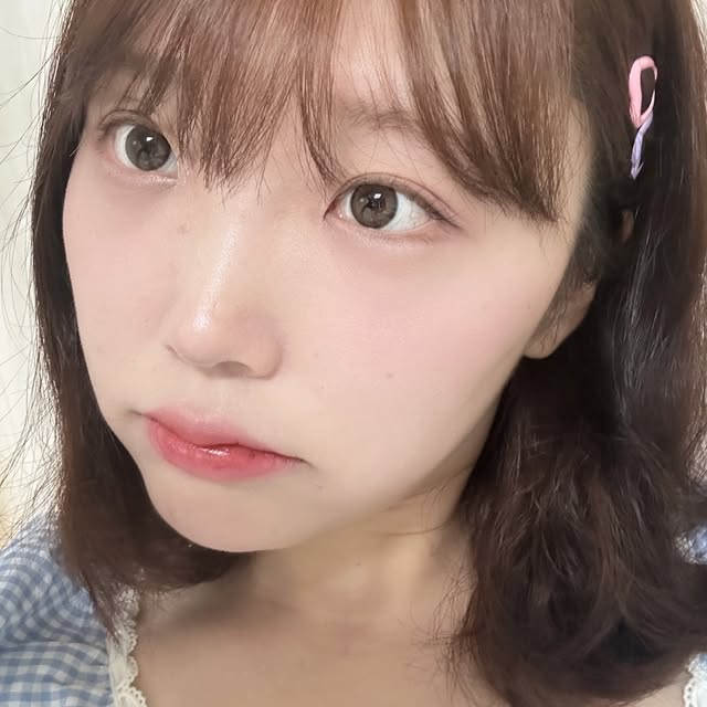 예지몽(イェジ) on Instagram: "#광고 #AD #올리브영 
8월 올영PICK🫧🎀
#투에이엔 신제품과 인기제품으로만 원브랜드 메이크업하기
　
🪽사용제품
듀얼치크 6호 핑크텐션
롱 웨어링 파운데이션 미니 20호 복숭아
퓨어 글래시 하이라이터 ND02 클리어
컬러 플레이 듀얼 라이너 3호 타로버니
글레이즈 바운싱 틴트 2호 로지모카

뽀용한 핑크 컬러 좋아하는 
여쿨라, 봄웜 분들 올리브영으로 💗 ˖࣪｡･:*:･ﾟ"