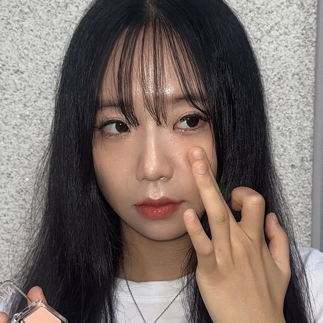 가은(가으닉) on Instagram: "#광고

투에이엔 전제품으로 메컵하기 ..🩷

#올영픽#올리브영추천템#올영필수템#러브버블컬렉션#롱웨어링파운데이션미니#컬러플레이듀얼라이너"