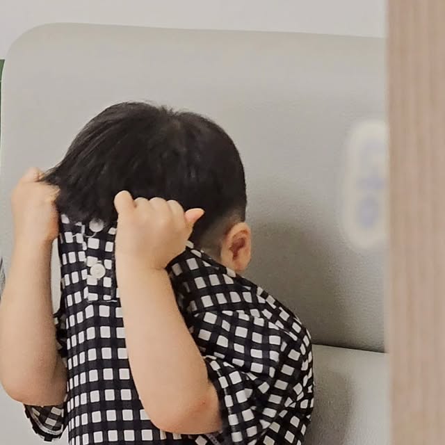 사랑스러운 동동이네 공간 🦫🤎 on Instagram: "#광고

기저귀발진? 기저귀떼기 연습? 
허글로와 함께 해봐요 ◡̈ 

기저귀발진에 제일 효과 좋은게 뭐냐면요
비*텐? 리*맥스? 
그 무엇보다 중요한건 통풍🌀 .ᐟ.ᐟ.ᐟ
그런 점에서 허글로는 기저귀없이도 입힐 수 있는 
아기 통풍 치마를 선보였답니다 👀🩵

바람이 잘 통하는 구조와 함께 내장패드가 있어
기저귀 발진은 직빵이구
1~2회의 소변흡수로 편리함을 더했어요,

오동이는 요즘 한참 기저귀떼기 연습중이거든요,
집에서도 가볍게 기저귀 대신 입으면서 
팬티에 대한 거부감을 줄이고
실수를 해도 흐르거나 젖지 않아 아이도 덜 민망해하더라구요

이것저것 따져보기 전에..
일단 예쁘지 않냐고요 👀🩵

@huglo_official 
@huglo_official"