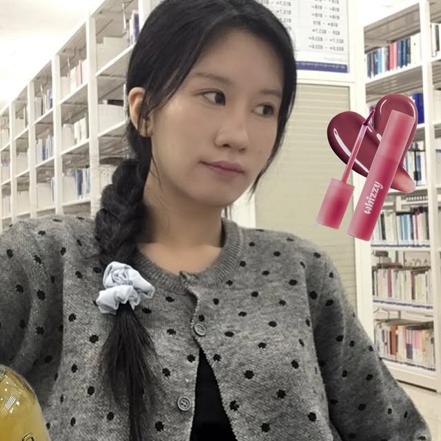 명희 on Instagram: "#광고 차마 쌩얼 사진을 메인으로 올릴 수 없겠어서
극최소화 정도로만 했는데 눌린 송편같이 생긴 점.

수정화장품 필요 없는 요즘 내 화잘먹 최애템은!
•세포랩 바이오제닉 에센스 90%
•[NEW]클라우드 워터 틴트

화장품은 죄가 없어요.. 피부가 문제였지🤧
세안 후 제일 첫 단계에 세포랩 앰플 바르기
세포랩에 들어있는 클랩스는 미생물 배양에서 얻은 특별한 성분!

세포랩 바르기 꿀팁
✨다이소 안개분사 미스트 구매 후 분사구만 세포랩에 끼우면
아주 딱 맞움

게다가 쌩얼에도 착붙하는 위찌 틴트는 제발 다들 써보시길🙏
촉촉하게 발리는데 바르자마자 입술에 붙어버린다구••
.
.
.
#세포랩 #cepolab #세포랩바이오제닉에센스 #세포랩에센스 #김혜자에센스 #프리케어 #위스키에센스 #무신사 #위찌 #무신사뷰티 #틴트추천 #워터틴트 #블러틴트 #오오티디셀피  #패션인스타 #패션소통환영"