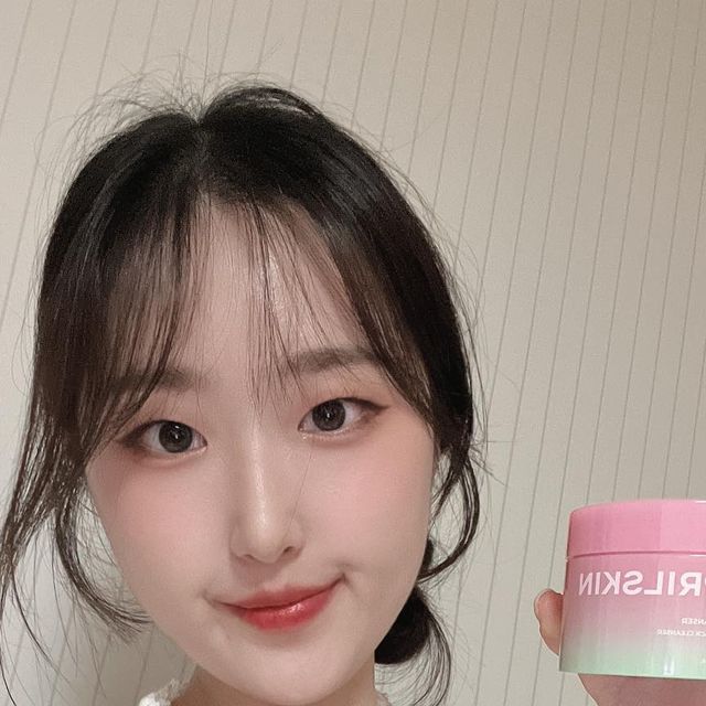 ෆ세화ෆ on Instagram: "#광고#@aprilskin_korea

에이프릴스킨의 NEW 핑크알로에 머랭솝 소개 해 드릴게요

4 in 1 신개념 머랭 클렌저인 에이프릴스킨 핑크알로에 머랭솝이 출시 되었는데요, 더 강력한 피부 진정 효과로 핑크 알로에 트러블 진정과 모공 케어까지가능하답니다

- 일반 알로에 대비 진정 성분이 더 높아진 핑크 알로에 함유 
- 쫀쫀한 머랭 거품이 모공 속 숨은 미세먼지, 노폐물까지 OUT!
- 여드름성 피부 사용 적합 테스트 완료 / 저자극 테스트 완료

각질케어부터 진정클렌징까지 클렌저 하나로 가능해요
핑크클렌저 > 핑크 알로에 + 콩 스크럽 + 수분 성분 72% 함유
그린클렌저 > 병풀 추출물 + 녹두 스크럽 + 자연 유래 성분 78% 함유

국내산 녹두 스크럽 & 콩 스크럽으로 자극도 덜하고 모공 속 피지 틈새까지 초 미세먼지즉각 세정가능하니 꼭 추천드리고 싶어요!

📌 핑크알로에 머랭솝 구매링크 (공식몰에서 구매 가능합니다)
https://aprilskin.com/product/detail.html?product_no=1304

#에이프릴스킨#aprilskin#핑크알로에#머랭솝#클렌저추천#폼클렌저#폼클렌징#폼클렌징추천#클렌징폼#클렌저#알로에#알로에클렌저#피부진정#피지#폼클렌저추천#각질제거#저자극클렌저"