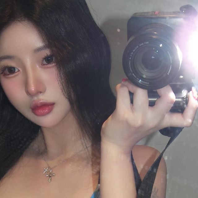 현명 on Instagram: "@piscess_official X @niceweather.seoul 파이시스와 나이스웨더의 콜라보로 여름 감성 넘치는 SUMMER 굿즈가 출시되어서 바로 만나보고 왔지요 🩵 제가 입은 체크 비키니 시원한 색감