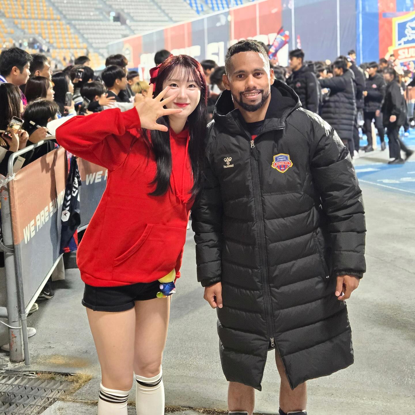 2020년 1부리그 승격날 우연히
첫 치어리더로 함께했었던 수원FC⚽️❤️💙
빅토리아 캐슬이라는 이름을 만들고
고향인 수원에서 수원시민구단인 수원FC를 응원할수 있었던건
감사한 행운이라고 생각하며 자부심을 가지고 행복하게 일했어요
앞으로는 팬으로써 평생 응원하겠습니다☺️수원FC화이팅
.
.
#k리그1 #수원fc #빅토리아캐슬 #박은수치어리더