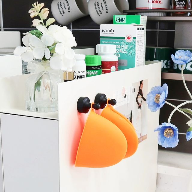 인테리어,뷰티,패션,여행,골프,육아   🌟큐빅짱🌟 on Instagram: "#광고

양념통이 싱크대 하단에 있다보니
음식만들때 넣고 빼고 허리 숙일때마다 굉장히 불편!!
싱크대 위로 놓고 싶은데 또 지저분해보일 것. 같고
고민이 많았는데 #미스터데코 슬라이드 양념 수납함을 들이고는
그런생각 뚝!!

화이트 컬러로 싱크대 뿐만 아니라 식탁, 나만의 홈카페 공간에도 잘 어울려 깔끔하고 넘 예쁨^^

튼튼한 철제 탄소강으로 만들어져 자석도 부착이 되니까
고리 자석에 주방용 오븐 장갑이나 메모지, 레시피 등을 자석으로 고정시킬수도 있어 활용도도 굿!!
상단에는 굴러다니는 영양제들을 놓았더니 아주 딱👍

➡️주문하기는 아래 링크에서

-쿠팡 : https://www.coupang.com/vp/products/8137821619?vendorItemId=90151736466&isAddedCart=

-스마트스토어 : https://smartstore.naver.com/mr_deco/products/10365350733

 #mrdeco #미스터데코 #슬라이드수납함 #주방정리 #주방수납 #인테리어 #디자인"
