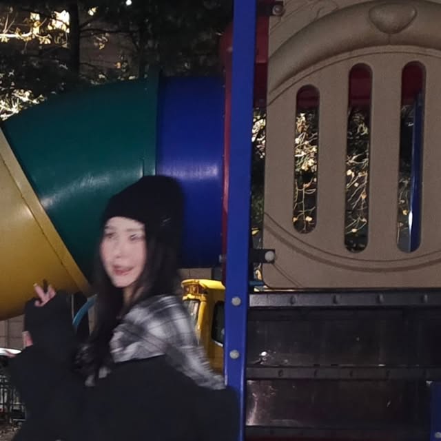 나는 지영이╰(*°▽°*)╯ on Instagram: "#협찬 비바브라운의 후드체크셔츠로 래퍼여친룩 완성~~( ^-^)ノ∠※。.:*:・'°☆🩶🖤 오버핏이라 편하게 툭 걸쳐입기 좋고 이너로도 아우터로도 다양하