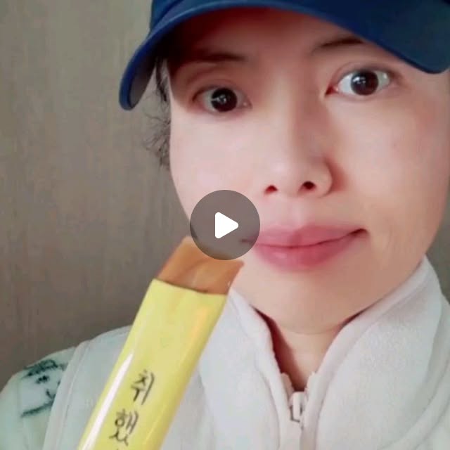 뷰티레 on Instagram: "#광고 😘취했냥 스틱 젤리[라이프스토리]
요즘 술자리 다음날이 걱정될 때 챙기게 되는 아이템 🍹
취했냥 스틱 젤리 먹어봤어요!

젤리 타입이라 물 없이도 간편하게 먹을 수 있고,
에너지드링크 맛이라 맛있어서 
부담 없이 먹기 좋더라고요.

임상시험을 마친 숙취해소 기능성 원료 아세토베타TM가 들어 있고
헛개나무열매추출분말, 타우린, 배농축혼합분말 등 부원료도 함께 들어 있어서
술자리 전후로 챙기기 편한 느낌이에요.

스틱 젤리라 가방에 넣어 다니기도 좋고
술자리 많은 분들한테 하나씩 챙겨주기도 괜찮을 것 같아요!

저는 술 마시기 전에 하나 챙겨 먹는 루틴으로 먹어보는 중~💕

@lifestory365

#취했냥 #취했냥젤리 #취했냥스틱젤리"