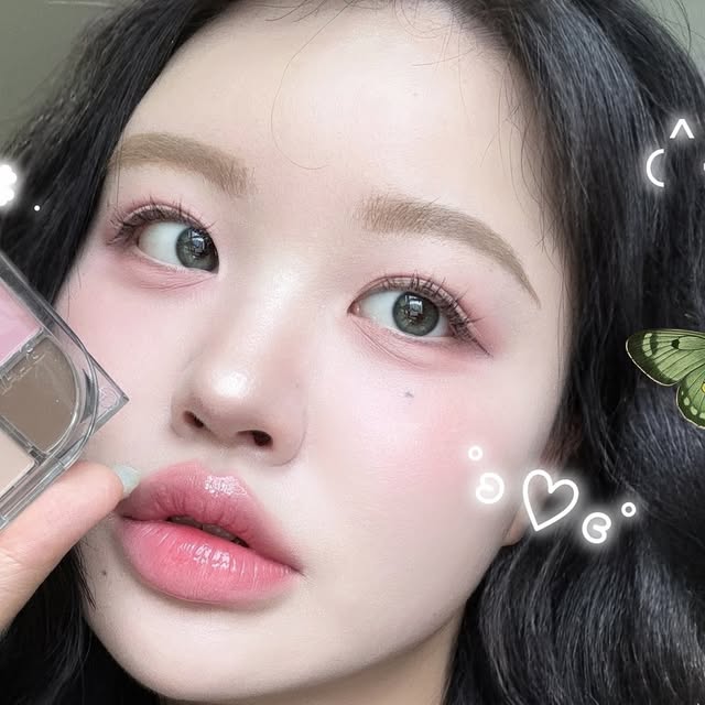 리나 on Instagram: "팔레트 하나로 끝내는 애교살 메이크업🎨

애교살 메이크업으로 유명한
홍주(@smokinghotvirgin )님과 블랑디바에서 공동개발한 제품이에요.ᐟ.ᐟ

전 쿨톤이라 02호 허쉬 컬러 사용했는데
웜톤분들을 위한 팔레트도 있답니다 :)

흰끼 낭낭한 포그로 넓게 베이스 깔아주고,
붉은기 도는 브라운 컬러 플러피로 삼각존 음영!
베스티컬러로 애교살 그림자 생성해주고
마무리로 토프컬러 얹어 입체감 살려주면

자연스럽게 내 애교살이 살아나고
내 중안부는 줄어드는 마법..🧙🏻

📍TIP
✔️난 중안부가 길다!
✔️타고난 애교살이 좁다!
하시는 분들 주목!!!📢

애교살 그림자에 음영을 넣어주는 게 아닌,
애교살 그림자의 제일 밑부분의 바로 밑에(?) 음영을 넣어주세요
(잘 모르시겠다면 DM 주시면 알려드릴게요🤍)

저도 애교살이 도톰한 게 아니라
늘 이 방법으로 늘리고 중안부도 줄인답니다:)

처음 베이스 컬러를 얹을 때부터 제 사진처럼 넓게 발라줘야
자연스럽게 눈의 영역이 확대된다는 점👀.ᐟ.ᐟ
꼭 기억해주세요💪🏻

아 참 저는 이번 팔레트에서 포그 컬러에 완전 빠져버렸답니다🥰
딸기우유의 정석컬러랄까요,,🩷
여러분은 어떤 색이 제일 마음에 드세요?♥

#광고#애교살팔레트#통통한애교살#애교살메이크업#블랑디바#홍주공동개발"