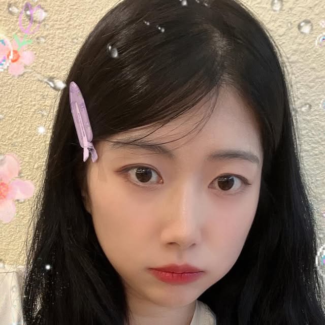 슬🐰🎀💗 on Instagram: "#광고 @2an_official 

듀얼치크와 함께하는 봄웜라의 봄 메이크업 ♥ 

#투에이엔 #블루밍가든 #올영추천 #봄웜 #봄웜라 #듀얼치크 #하이라이터 #2aN"