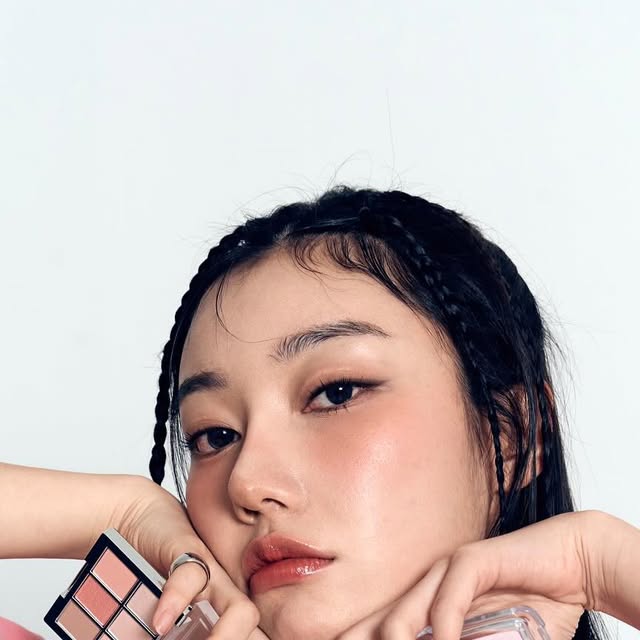 최유빈•freelancer model on Instagram: "@2an_official 
#광고#투에이엔#블루밍가든#올영추천#봄웜#봄웜라#듀얼치크#하이라이터#2aN#올영세일#올영필수템#올영추천템"