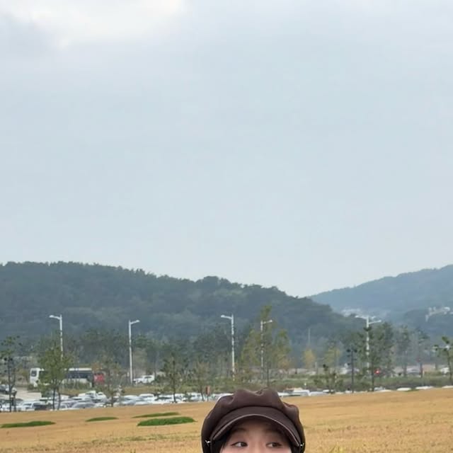 은영 on Instagram: "#협찬 멋진데 가는 줄 모르고, 
머리도 안감은 동네룩으로 입었는다구 징징거렸는데
누구보다 튄다는 말을 들었다 (머쓱)😅

레더 카디에 패딩조끼? 원마일웨어부터 스크릿룩까지
활용도가 아주 높고, 미니멀한 디자인에 하이넥 조합으로
따뜻해서 이번 간절기 추위걱정 없음!

고오급진 카키색 덕분에 청담동 가도 무방할 것 같아유 💗

PU 100% / 충전재 polyester  100%
@standarderror_official 

#스탠다드에러  #STANDARDERROR #남여공용패딩 #패딩 #패딩점퍼 #레더패딩 #오버핏 #헤비아우터 #아우터 #레더 #데일리룩 #패당추천  #Padding"