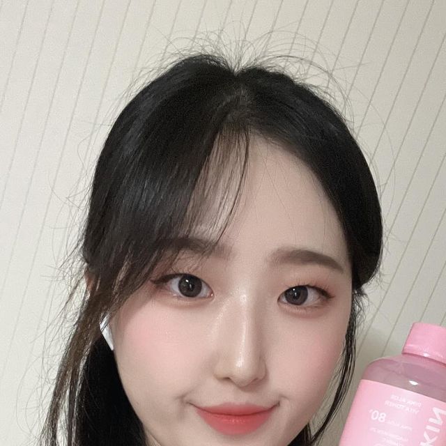 ෆ세화ෆ on Instagram: "#협찬 @aprilskin_korea

에이프릴스킨 핑크알로에 비타토너, 모찌 스킨팩 화장솜소개해 드릴게요

✔ 핑크 알로에 비타토너
진정에 좋은 핑크 알로에를 통째로 넣은 트러블 초강력 진정은물론 미백까지 효과있고 끈적임 없이 촉촉함만 남는 워터타입 토너랍니다

손에 닿지 않고 유효성분을 바로 흡수시키는 특수 캡으로 편리하고 약산성 저자극으로 여드름성 피부도 안심하고 사용할 수 있어요

✔ 모찌 스킨팩 화장솜
쫀쫀하게 늘어나고 찰떡같이 붙는 모찌 스킨팩 화장솜으로 수분 유지력이 극대화된 텐셀 원단으로 오랫동안 촉촉함 유지할 수 있답니다

들뜸 없이 초밀착 & 내용물을 먹지 않고 피부 속으로 그대로 흡수하며 민감성 피부도 사용 가능한 저자극 화장솜이라 너무 추천드리고 싶어요

* 핑크알로에 비타토너 구매 시 모찌 스킨팩 화장솜 증정 + 공식몰에서 구매 가능

구매링크 - -https://aprilskin.com/product/detail.html?product_no=1316

#광고#저자극토너#진정토너#데일리토너#토너추천#에이프릴스킨#핑크알로에비타토너#스킨팩#토너팩#모찌스킨팩화장솜#미백토너#미백케어#톤업토너#트러블"