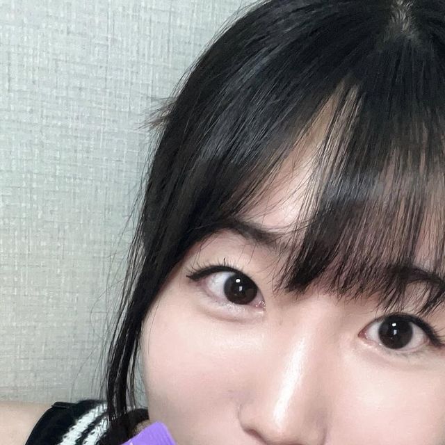 은별 on Instagram: "#광고 💜파이토알엑스 이뮨빌베리💜

여러분~~~~! 혹시 ‘빌베리’라는 열매를 아시나용~?👉🏻👈🏻 
빌베리(Bilberry)는 유럽과 아시아 일부 지역에서 자생하는 열매로, 블루베리와 비슷하게 생긴 열매입니다💜💜모르셨죠~?
요게 눈건강에 그렇게 좋대요~~~❤️‍🔥 현대인에게 필요한 열매를 스틱으로 챙길수 있다는 것을 알게됬어요🤭
요것은!!!!!!
- 한 포당 빌베리추출물 함량이 100mg 가 함유되어 있어 하루에 한 포로 충분하게 눈 건강 관리를 할 수 있음💛
- 면역강화에 도움이 되는 저분자 베타글루칸 성분이 한 포에200mg 함유. 눈 건강과 함께 면역 건강도 한 포에 챙길수있음💗
- 블루베리추출물도 함유되어 있어 새콤하고 달달한 맛있는 맛이 나고, 그냥 입에 털어먹어도 맛있고 물에 타 먹어도 맛있음!!💜
- 스틱포로 포장되어 있어서 어디든 간편하게 휴대하고 다니다가 생각날 때 바로 털어먹거나 물에 타서 먹을 수 있음💙

눈 건강 챙기는 학생,직장인 분들께 추천드리옵니다🙇🏻‍♀️

#광고#빌베리효능#빌베리영양제추천#빌베리파우더#약들약빌베리#이뮨빌베리#빌베리루테인"