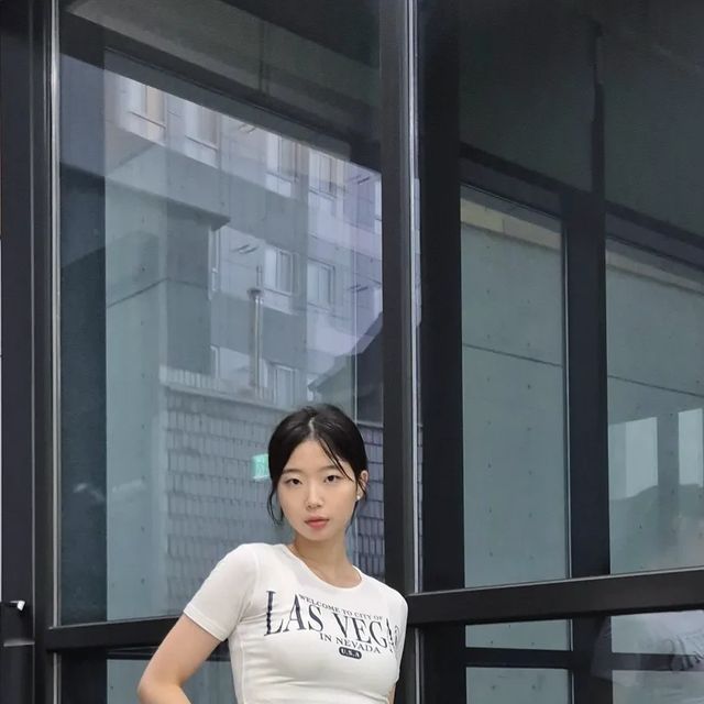 효빈 on Instagram: "#협찬 X @standarderror_official 오늘은 편안하면서도 스타일리시한 하루를 보내기 위해 <스탠다드에러>의 <캣샌드 워싱 와이드 카고 데님팬츠>를 입어봤어요(*ゝω･*) 허리