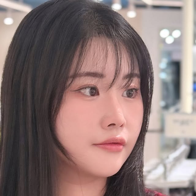 @ze.aurora_ on Instagram: "메이크업 할 때 가장 중요한 건 내 피부의 결을 살리는 거라고 생각해요.
투에이엔 파운데이션은 얇게 밀착되면서도 피부 본연의 광을 살려주어 하루 종일 무너지지 않더라구요.

그리고 트윈 블러셔는 두 가지 컬러로 조합이 가능해서, 그날 분위기에 맞춰 자연스러운 생기를 표현할 수 있어요 🍑💗

섀도우까지 함께 쓰면 데일리 메이크업 풀세트 완성! ✨
톤에 상관없이 활용하기 좋으니 데일리템으로 추천합니다. 🫶🏻

#광고#올영픽#올리브영추천템#올영필수템#러브버블컬렉션#롱웨어링파운데이션미니#컬러플레이듀얼라이너"