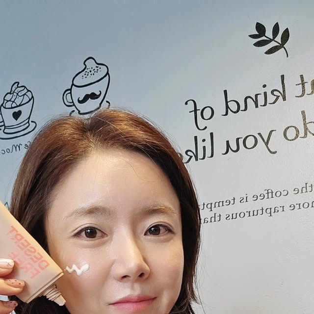 미칠미칠 on Instagram: "#광고 #데저트프리 

사막에도 가져가는 ‘사막선크림’ 🌵 🏜 
데저트프리 데저트프리 캑타이드 배리어 선크림 🌞 

무더운 사막에서도 자외선은 막아주고, 수분은 터뜨리고, 
눈시림, 백탁, 끈적임 걱정 없는 슬로우 에이징의 시작, 데저트프리 선크림은 러닝, 골프, 테니스 칠 때 선크림 
때문에 눈시림 있었던 분들에게 딱이에요.

선인장 추출물의 수분을 가득 머금은 워터홀드패딩이 피부에 
닿는 순간 수분은 터뜨리고 자외선자단제는 밀착시켜 주어요.
수분크림이 필요없을 정도로 촉촉한데 끈적임이나 무거움이 
전혀 없고 마치 수분세럼 바른듯한 사용감과 백탁 눈시림 걱정 없어 데일리 선크림으로도 운동할때 선크림으로도 너무 좋아요.
피부 자극 테스트 결과 0.0% 무자극 판정 완료한 선크림으로
 아이, 부모님도,남편들까지 함께 쓸 수 있는 선크림이에요.

수분크림이 따로 필요없는 수분크림 겸용 선크림으로
건조도 번들거림도 걱정 없는 수분 선크림 에요.
척박한 사막의 수분 저장고, 멕시코 선인장+95% 고순도 발효 베타글루칸 의 결합으로 탄생한 더마 캑터스 성분이 사막화로부터 피부를 지켜주어요~^^

✔️건조한 여성들을 위한 수분세럼 제형의 슬로우에이징 선크림~
✔️8세~100세까지 자극 없이 편안한 자외선 차단제~
✔️백내장 수술한 70대 엄마가 다른 선크림 못 쓴다고 이것만 찾아요.!!
✔️ 비싸고 좋다는 선크림 다 써 봤는데 데저트프리로 정착!!

.
#광고#데저트프리#사막선크림#백탁없는선크림#눈시림없는선크림#수분크림필요없는선크림#진정수분선크림#수분선크림#선세럼#인생선크림#건조케어선크림#촉촉선크림#쿨링선크림"