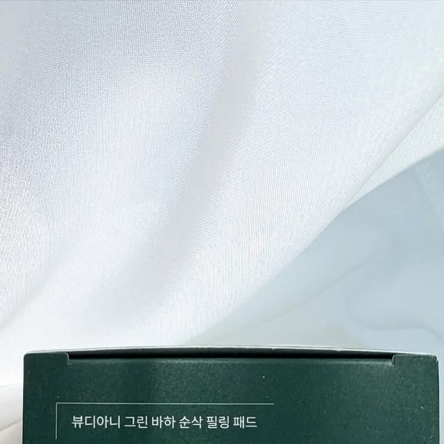 Daisy on Instagram: "#광고
🌿 [뷰디아니] 그린 바하 순삭 필링 패드 🌿

요즘 날씨 때문에 피부가 예민+푸석해져서 각질 관리 필수인데, 이거 쓰고 완전 반했어요✨

✅ 부드러운 패드 한 장으로 묵은 각질은 싹~ 정돈되고, 피부가 매끈보들💚
✅ 자극적이지 않고 순한 그린 바하 성분이라 민감 피부도 부담 없이 사용 가능!
✅ 토너 대용으로도 쓰니까 피부결 정돈+수분 충전까지 한 번에 해결👌🏻

무엇보다 끈적임 없이 산뜻해서 아침 세안 후에도 바로 화장 올려도 밀림 없고, 저녁에는 데일리 필링팩처럼 사용 중이에요☺️

피부가 환해지고 메이크업도 훨씬 잘 먹어서 요즘 제 스킨케어 루틴에 완전 정착템 됐어요✨

👉🏻 #각질관리 #필링패드 #뷰디아니필링패드
#비건화장품#뷰디아니#토너패드#바하패드#각질패드#각질제거토너#필링패드#닦토#저자극토너#저자극토너패드"