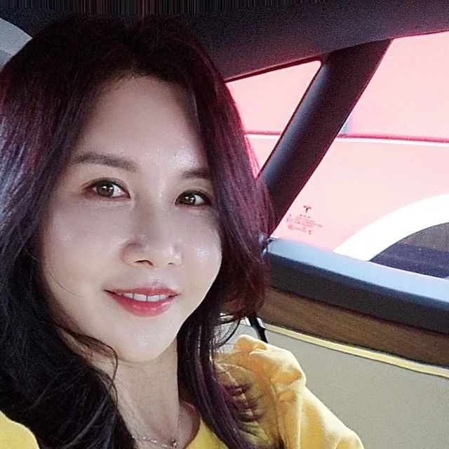 노혜원 on Instagram: "🌈4050 여성들의 봄밤 포트락&바베큐 파티♡

✔️초대해준 동생에게 물었어요.

✔️"파티인데 어떻게 입고 가야해?"

✔️"하의는 대충, 상의만 예쁘면서 편한 옷으로 입고오면 돼"

🌈4050모임에, 예쁘면서 편한 상의라.. 

✔️예쁘려면 무조건 퍼프 소매죠~

✔️컬러까지 블링블링하다면 더더 예쁠테구요^^

🌈이치어핸드 4050 엄마옷♡ 너무 너무 예쁘죠?

반팔면티라서 퀄리티는 기대 안했는데..

✔️국산 원단이라 원단이 탄탄 그 자체~

✔️빨아도, 빨아도 새옷 같아요~

🌈휘뚜루 마뚜루 입고 다니지만 한껏 빼입은 것처럼 예쁜 티셔츠♡

1000% 만족합니다♡

✔️중년 아줌마가 "노랑병아리처럼 귀엽고 사랑스럽다"라는 칭찬을 듣게 해준 기적의 티셔츠 ㅋㅋㅋ

너무 고맙다♡
자꾸만 입게될 것 같아♡
맘에 쏘옥 든다^^

#광고#퍼프소매티셔츠#여름반팔티#엄마옷#50대#40대#60대#여성면반팔티 #동안주부

https://smartstore.naver.com/eachahand/products/9981420309"