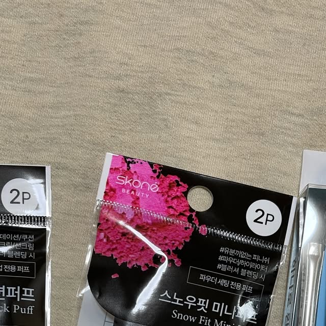 송이 on Instagram: "#광고

요즘 파우치 가볍게 들고 다니면서도 메이크업 퀄리티는 포기 못하는데
그래서 써본 제품은 새롭게 출시한 스코네 뷰티 메이크업 브러쉬 5종 세트 & 누디 블랙 쿠션퍼프 & 스노우핏 미니퍼프 ✨
무엇보다 가까운 GS25에서 바로 구매할 수 있다는 점이 진짜 큰 장점
급하게 필요할 때, 여행 가기 전, 약속 가는 길에도 편하게 들를 수 있어서 접근성 최고!!

먼저 디자인부터
전체적으로 심플하면서도 고급스러운 무드라 파우치에 넣어두면 괜히 기분 좋아지는 비주얼
블랙 베이스 컬러라 깔끔하고 세련된 느낌이 강해서 데일리템으로 쓰기 딱 좋음

✔ 메이크업 브러쉬 5종 세트
포켓 사이즈라 휴대가 정말 간편
작은 가방에도 쏙 들어가는 크기인데
구성은 알차게 기본 필수템으로 꽉 채워져 있음
다양한 쉐입의 브러쉬가 들어 있어서 베이스 음영부터 포인트 컬러, 브로우 정리까지 한 세트로 아이 메이크업 완성이 가능
따로 이것저것 챙길 필요 없이 이 세트 하나면 충분하다는 점이 제일 마음에 들었음
모질도 부드럽고 풍성해서 눈가에 닿는 터치감이 자극적이지 않고
컬러 발색도 균일하게 올라감
섬세한 블렌딩이 가능해서 음영 표현할 때 특히 만족
가격대 생각하면 가성비도 좋고
학생분들이나 직장인 파우치용으로도 추천하고 싶음

✔ 누디 블랙 쿠션퍼프
이건 진짜 베이스 표현에 차이가 남
말랑하고 유연한 텍스처라 피부에 톡톡 두드리면 찰떡처럼 밀착되면서 매끈한 피부결을 만들어줌
탄성감이 좋아서 소량의 베이스만으로도 충분히 얇고 균일하게 펴 발리고 덕분에 두꺼워 보이지 않고 자연스러운 커버가 가능
모공이나 요철 부위도 자극 없이 커버되고, 지속력도 확실히 좋아지는 느낌
특히 물방울 형태라 뾰족한 부분으로 눈밑, 콧망울, 입가 같은 좁은 부위까지 섬세하게 밀착 터치가 가능해서 디테일 잡기 너무 편함

✔ 스노우핏 미니퍼프
도톰하면서도 부드러운 재질이라 피부에 자극 없이 사용할 수 있음
고밀도 후로킹 퍼프라 가루날림이 거의 없고
파우더를 얇고 균일하게 밀착
뭉침 없이 보송하게 마무리되니까 메이크업 지속력도 한층 업되는 느낌!!
특히 유분기 올라오는 T존이나 코 옆에 톡톡 두드려주면 피부결이 정돈되면서 투명하게 마무리
수정 메이크업용으로 파우치에 하나 넣어두기 딱

전체적으로 휴대성, 접근성, 실용성 다 잡은 구성이라 일상 속에서 간편하게 쓰기 좋은 뷰티템
가까운 GS25에서 바로 구매 가능하니까
급하게 메이크업 툴 필요할 때 한 번 체크해보기 🤍
가성비 좋은 브러쉬 세트와 퍼프 조합 찾고 있었다면 진짜 만족!!

#스코네뷰티 #쿠션퍼프 #미니퍼프 #파우더퍼프 #메이크업퍼프 #메이크업브러쉬 #GS25편의점 #편의점뷰티소품 #스코네뷰티퍼프 #스코네뷰티브러쉬"