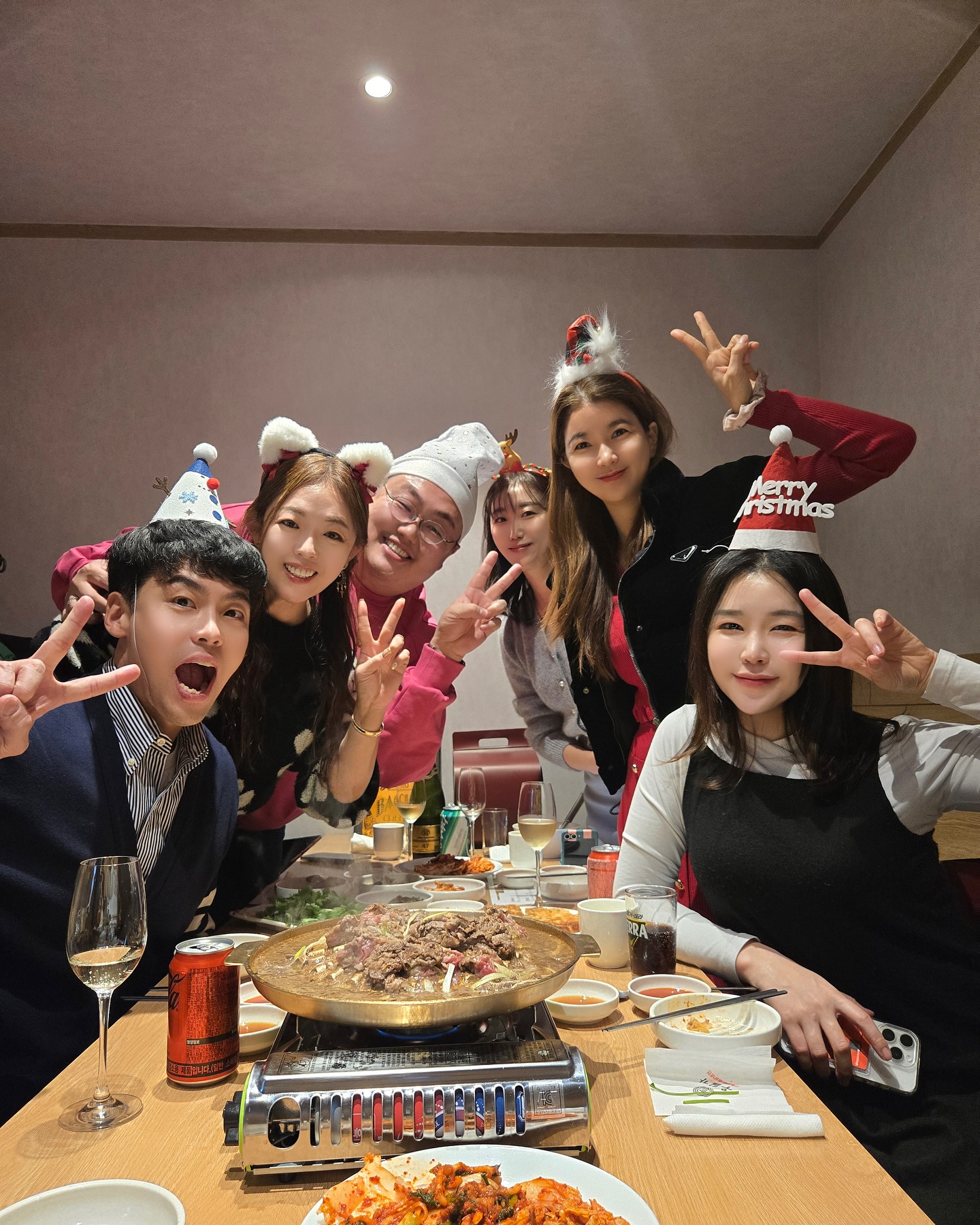 ᴍᴇʀʀʏ ᴄʜʀɪsᴛᴍᴀs🎄

12월 유일하게 참석한 ’사과해요, 나한테‘ 모임❤️

이번 모임장소는 우밀가 강남점에서 🤗
넓은 매장에 프라이빗 룸도 있어서 우리 6명이 편하게 즐겼는데
한식 맛집답게 메뉴 하나하나 대박이야, 진짜! 🤤

🥓불고기 
달달한 불고기에 당면까지 완벽 조합. 말로 못 다해...😭
🦪굴보쌈
싱싱한 굴+부드러운 보쌈+매콤 김치까지, 겨울 별미 인정? #강남굴보쌈 여기가 찐임...
🍽️모둠전
허파전 처음 먹어본 멤버들도 감탄! 바삭함이 살아있어
🐚꼬막무침: 참기름 향 솔솔, 꼬막 러버들 무조건 와야 함👍
🍲깔끔하고 담백한 국물의 진수... 답게 평냉, 떡국, 안동국시, 갈비탕, 미역국까지 모두 맛을 섭렵해버림... 

배 터질때까지 먹었는데도 새로운 메뉴.. 
줄리언니의 과메기 등장 ✨

못참아서 계속 먹게됨ㅋㅋ

요요오빠가 준비해준 품절된 신라호텔 케이크도 먹어봄 👀|
이거 너모 마시쨔나?!

맛있게 먹은것도 너무 좋은데 각자 가져온 깜짝선물까지🎁
이렇게 좋은 사람들, 어떻게 안사랑하냐구 🥰

히히, 내년에도 잘부탁드려요 🙏

#강남역모임장소 #강남역맛집 #우밀가강남점 #한식맛집
#강남모임추천 #굴보쌈맛집 #불고기맛집