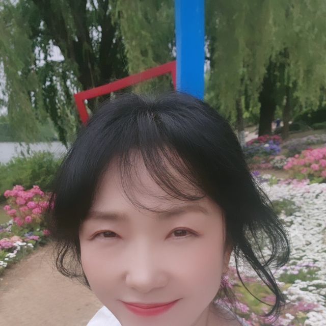 장은애 on Instagram: "#광고

5월은 장미의 계절이죠
꽃축제가 한창이었던 고양시에서 지구상에 현존하는
수많은 장미들을 구경하고 왔어요
꽃구경을 하게 될 줄은 몰랐는데, 이날 입고 나간 옷이 
꽃보다 예쁘다고 칭찬받았답니다
국내산 제품을 요즘은 찾아보기 어려운데 
티셔츠가 디자인도 예쁘고 가격도 착해서 이거다 싶었지요
어깨가 넓은 편이라 셔츠 고를때는 신충한 편인데요
퍼프소매를 선택하면 어좁어좁해 보이면서
여성스러움이 물씬 풍긴답니다
스커트와 퍼프티셔츠도 이렇게 매칭시켜 입으면 
편하면서도 패셔너블해 보여서 옷 매칭하기가 쉬워요
자켓안에 이너로도 잘 어울리고, 데님, 스커트 뭐든 
찰떡같이 소화하는 디자인이예요
무난하게 화이트 컬러로 구매했는데, 아무래도 깔별로 다 
쟁여놔야 겠어요
세탁하고 나면 다시 새옷같고 누래지거나 섬유가 늘어지지 않아
오래오래 입을 각이네요
바느질도 꼼꼼해서 구입하고 나서 쪽가위로 실밥 구석구석
잘라낼 필요도 없었고요 원단이 탄탄해서 속도 안비치고, 
신축성도 뛰어나더라고요
반팔이지만 두껍게 보이는 팔뚝살도 다 가려주고
나만의 비밀스런 체형고민까지 다 해결해주는 만능 퍼프소매
반팔티네요
여름반팔티, 너무 아줌마스럽지 않으면서 예쁜옷 찾으시면
감각적인 이치어핸드 @eachahand 추천드리고 싶어요
4050쇼핑몰인데 캐주얼하고 실용적인 옷들이 많아요

#퍼프소매티셔츠#여름반팔티#엄마옷
#50대#40대#60대#여성면반팔티#이치어핸드"