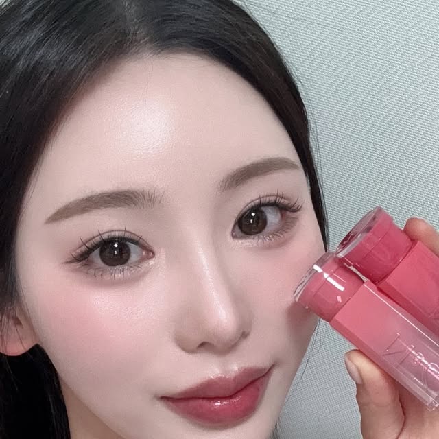 고유빈 on Instagram: "#광고 @2an_official 

더현대 비클린 팝업 에서 발색해보고
출시일을 손 꼽아 기다렸던 [글레이즈 바운싱 틴트]💗
10가지 컬러로 웜부터 쿨까지, 베이스부터 포인트까지!
끈적이지 않는 글레이즈 광으로 맑게 발색되고
플럼핑 효과가 있어서 입술을 더 도톰하게 연출해줘요🫶🏻
제 원픽 조합은! 쿨톤 베이스립으로 찰떡인 3호 레이지
+ 품절대란으로 구하기 힘들었던 5호 버블리 조합이에요!
5호는 특히나 톤 안타는 뉴트럴톤 핑크라서 베이스립에따라
색다르게 연츨되는거 같아요 ㅎㅎ 
글레이즈 바운싱 틴트는 올리브영 온라인몰에서만 구매가능합니다!

#투에이엔 #글레이즈바운싱틴트 #캔디광 #탱글광 #마일드플럼핑 #맑은틴트 #올영추천 #틴트추천"