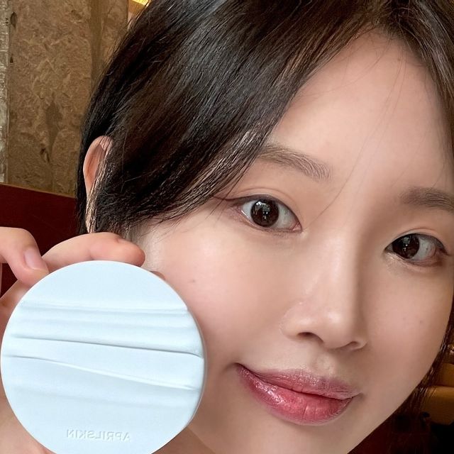@iooxsoxo on Instagram: "#광고 에이프릴스킨으로부터 제품을 제공받아 작성한 솔직 후기입니다.

매트의 촘촘한 커버력과 유리알 피부표현이 가능한 
[ 에이프릴스킨 ] 글로잉매트쿠션🫧

에이프릴스킨 최초 제작인 신개념 텍스처 “이너 글로우 매커니즘“을 
기반으로 만들어져서 얼굴에 얇게 밀착되면서 글로잉한 
피부표현이 가능해서 더운 날씨에도 무너짐이 거의 없었어요❕

제가 코 밑쪽에 혈관이 잘 보여서 신경 쓰였는데 전부 가려질 정도로 
커버력이 있는 제품이고 피부에 두껍게 발리지 않아서 좋았습니다

컬러는 01페어(17-19호 추천), 02라이트(20-21호 추천), 03네추럴(22-23호 추천)로 컬러 차트가 넓어서 선택하기도 쉬우면서

글로잉매트쿠션 뒤쪽에 키링을 걸 수 있는 곳이 있는데
쿠션 꾸미기가 가능해서 제가 좋아하는 문어 키링을 달아봤습니다🐙💗

홍조랑 잡티는 기본으로 커버되고 글로잉한 피부표현을 좋아하시는 분
그리고 저처럼 복합성 피부인 분들한테 추천합니다👍

글로잉매트쿠션은 아래 링크로 들어가시면 구매할 수 있습니다
📍 https://aprilskin.com/product/detail.html?product_no=1315

#에이프릴스킨#글로잉매트쿠션#글로잉매트#글로우쿠션#매트쿠션#쿠션팩트#쿠션팩트추천#모공커버쿠션#커버력좋은쿠션#쿠션파데추천#커버쿠션#파운데이션추천#19호쿠션#17호쿠션#21호쿠션#쿠션추천"