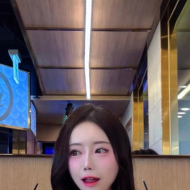 민경 on Instagram: "#유료광고 

역대급 올리브영 세일 ! ( ~ 9.4)
@2an_official #겨쿨 아이템 추천드려요. ♡

투명하면서 여린 핑크 톤으로 만들어주는
#롱웨어파운데이션미니 복숭아 🍑 페일베이지 🫧

밀키 핑크 컬러에 복숭아 시럽이 빠진 글레이즈바운싱틴트
피치버블과 쿨하고 프레쉬한 체리빛 캔디츄 🍭
이번 올리브영 단독 기획세트로 미니 틴트까지 🥹

쿨톤 취향저격 #베러미아이팔레트 버블캔디와 🍬
형광등 밝혀주는 #듀얼치크 핑크텐션🩷
애교살 뽀용하게 #컬러플레이듀얼라이너 타로버니로 마무리⋆ ₊

귀여운 투명 파우치와 다양한 증정품까지 기획되어 있으니
가까운 올리브영에서 할인가로 만나요 공쥬들 ~ .•ᰔᩚ
-
-
-

#올영픽 #올리브영추천템 #올영필수템 #러브버블컬렉션 #올영세일추천템 #겨울쿨톤메이크업 #겨쿨 #쿨톤 #뷰티 #뷰티꿀팁 #일상 #데일리 #셀피 #셀카 #셀스타그램 #얼스타그램 #데일리룩 #selfie"