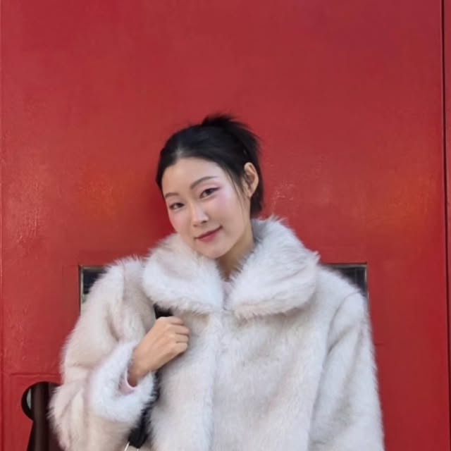 모델 │인플루언서│윤혜정 on Instagram: "#광고 🩷미니멀한 반달 쉐입의 귀여운 가방🩷

요즘 들고 다니는 오사와의 레더 크로스백🤭
미니 파우치도 함께 있어서 활용도 짱이고👍
은은한 광택감이 멋스러워요.
유연한 레더 소재라 물건을 넣을 수록 쉐입이 이뻐요🫶
스트랩 조절이라 편리하고 내부 포켓도 있다는 사실🥹🥹🥹
아더컬러도 조만간 보여드릴게요.
완전 휘뚜루마뚜루템👼 

https://osawa.co.kr/
.
.
.
#오사와 #OSAWA #가방추천#크로스백"