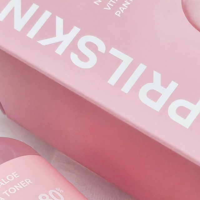 쿸소 on Instagram: "#광고 에이프릴스킨 핑크알로에 비타토너💗

에이프릴스킨에서 피지&**흔적 잡는 핑크알로에 토너가 출시되었어요!

일반 알로에 대비 진정 성분이 198% 더 높아진 핑크알로에가 80% 함유되어 피지&흔적 케어에 최고👍 (*핑크알로에: 알로에베라잎수)

세안 후 첫 단계부터 *트러블 피지, 흔적 생성 방어에 탁월한 제품으로, 여드름성 피부도 편안한 사용이 가능한 약산성 저자극 토너에요!

특히, 손에 닿지 않고 유효성분을 바로 흡수시키는 뾰족한 형태의 특수캡이여서 사용이 너무 편하더라구요.

또 비타토너는 산뜻한 워터 타입의 토너여서 끈적임없이 사용이 가능해 좋았어요!

평소 여드름성 피부이거나 예민하여 기초고민 많으셨던 분들에게 완전 추천드려요🫶

*트러블 : 피지, 유분, 화이트헤드, 블랙헤드, 잡티흔적을 의미함
**흔적 : 색소침착, 일시적인 붉은기

비타토너 보러가기👇
https://aprilskin.com/product/detail.html?product_no=1316

[에이프릴스킨으로부터 제품을 제공받아 작성한 솔직 후기입니다]

#에이프릴스킨 @aprilskin_korea #핑크알로에 #핑크알로에토너 #비타토너 #토너 #스킨 #저자극토너 #진정토너 #약산성토너 #피부진정 #피지 #피지제거 #알로에 #데일리토너 #토너추천 #피지개선"