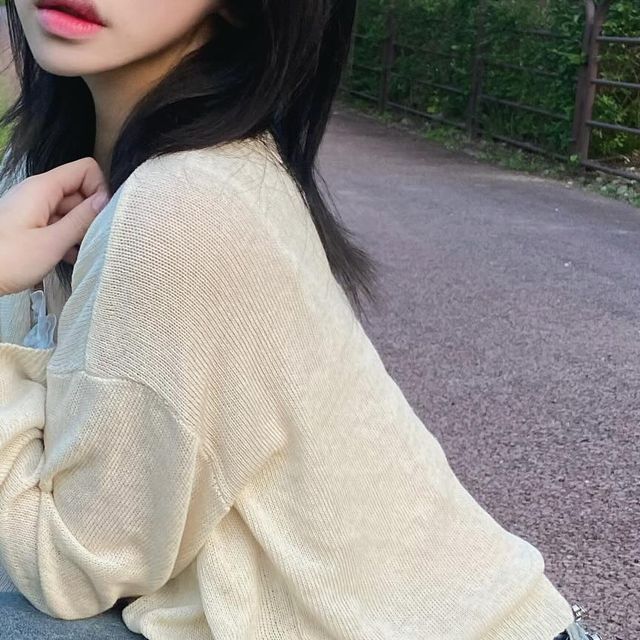 은 on Instagram: "#광고 🌿 이번에 현현에서 발편한 쿠션슬리퍼를 협찬 받았어요..! 
일단 어글리디자인에다가 예쁜 파스텔톤 신발이라 불편해도 예쁨을 위해서 신고 나가보자! 했는데..!!!! ‼️진짜 편해요.. ‼️너무너무 편했습니다 오래 걸었는데도 발바닥이 아프지 않았어요.. 굽도 꽤 있어서 키높이는 보너스..
족저근막염예방과 치료도 된다고 해요.. 실내에서도 미끄럽지않고 어디든 잘어울리는 발편한 쿠션슬리퍼..! 완전 강추..!!

.
.
.

#광고#족저근막염슬리퍼#평발슬리퍼#쿠션실내화#쿠션슬리퍼#족저근막염실내화#어글리슬리퍼#쿠션거실화#평발실내화#EVA슬리퍼#EVA실내화#푹신한슬리퍼#여성슬리퍼#사무실슬리퍼#여성실내화#회사실내화#회사슬리퍼 #추천 #고딩 #협찬 #07"