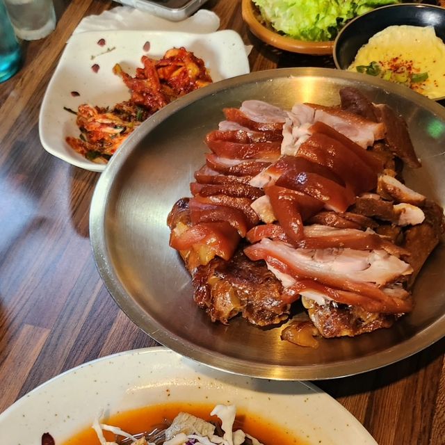 슬아슬아 on Instagram: "#협찬#광고 바람이 솔솔부는 좋은날 [동대문] 호야네 족발(동대문점)가게 됐어요 시립대 근청에 위치한 곳인데 저희는 청량리역에서 내려 찾아갔어요 서울 동대문구 전