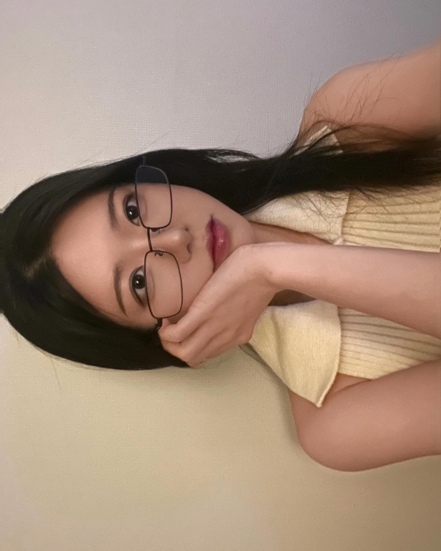 @soohachoco on Instagram: "#광고 모먼트어스 

트렌디하고 기여운 패션아이템 득템👓
가벼워서 착용감도 넘 조타

#안경브랜드 #뿔테코디 #뿔테안경 #안경코디 #안경 #아이웨어 #긱시크안경 #모먼트어스 #momentus"